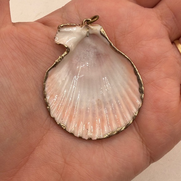 Scalloped Seashell Pendant Shell Beach Ocean Jewelry Orange Gold Tone - Picture 2 of 7